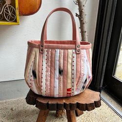 革と古布のパッチワークバッグ（ピンクの革＋紬、銘仙など） No.01016-27 1枚目の画像