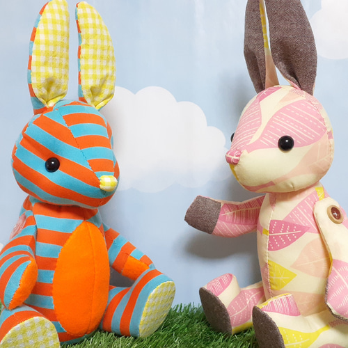 ウサギのぬいぐるみ オレンジと青 Amazon.co.jp: ぬいぐるみ (うさぎ ウサギ) ロップイヤー S
