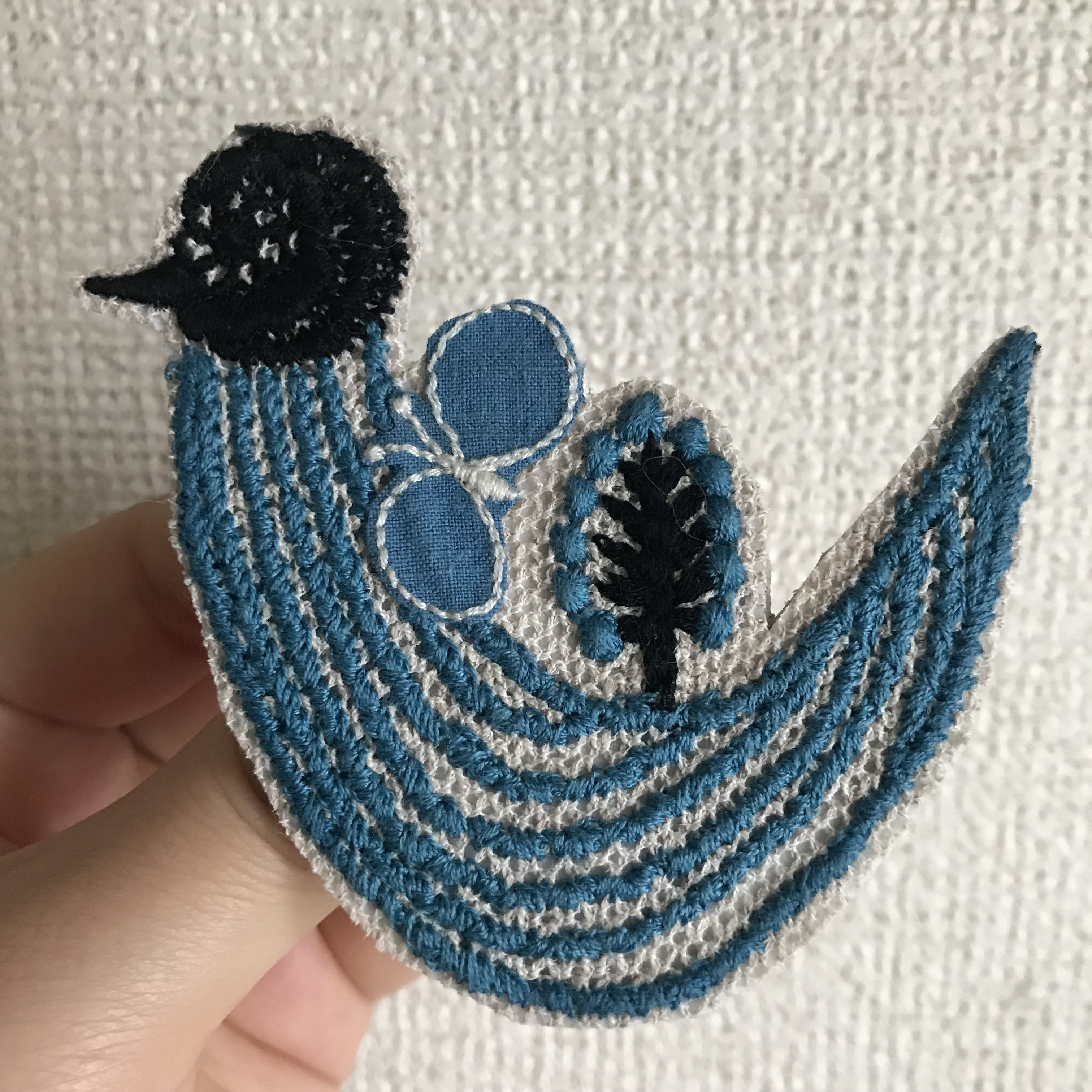 幸せを呼ぶ青い鳥さんブローチ○ミナペルホネン ブローチ chaki