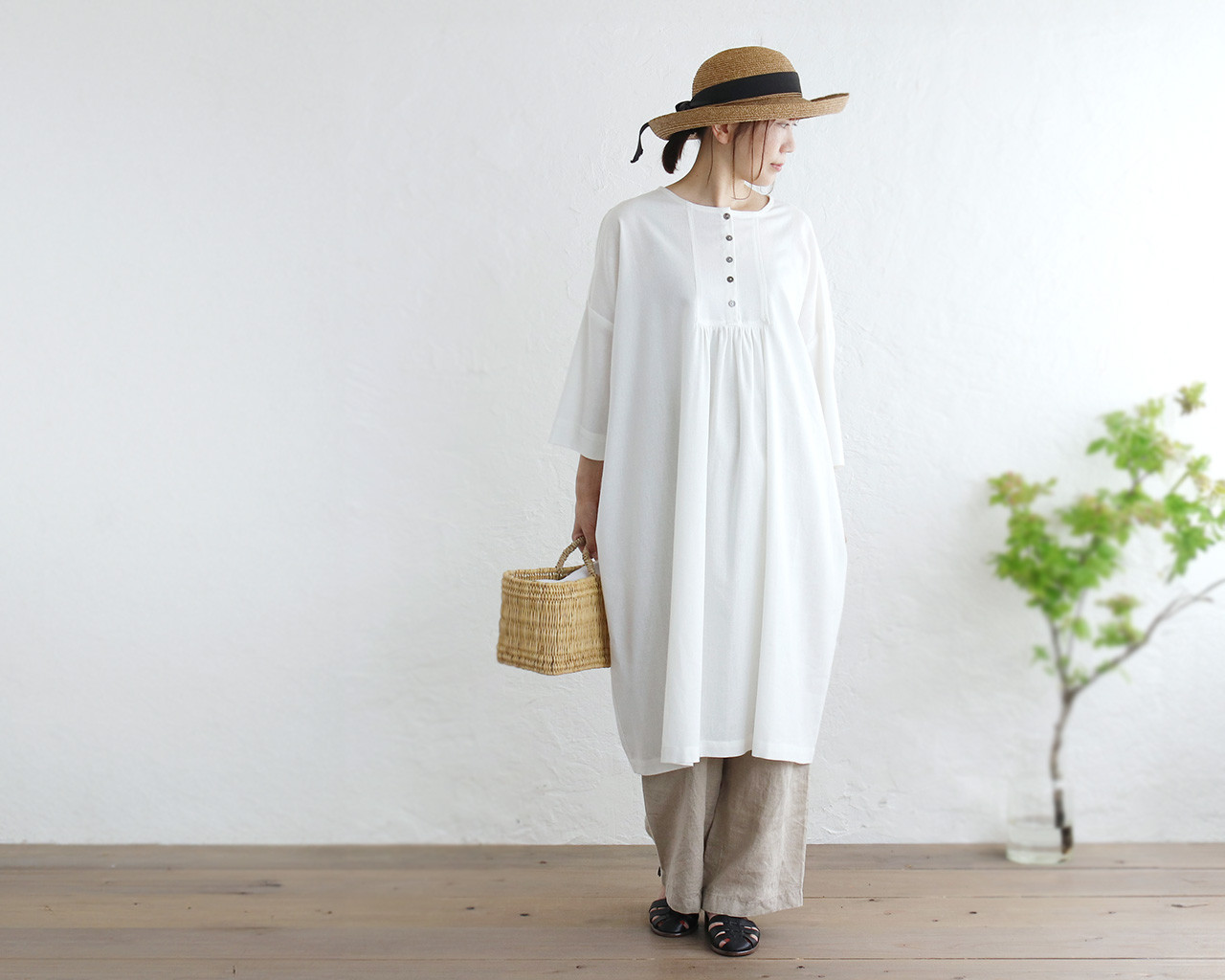 《在庫限り＊特別価格》ふんわり体型カバー 涼やかリネン混のスモックワンピース （オフホワイト）OP34.