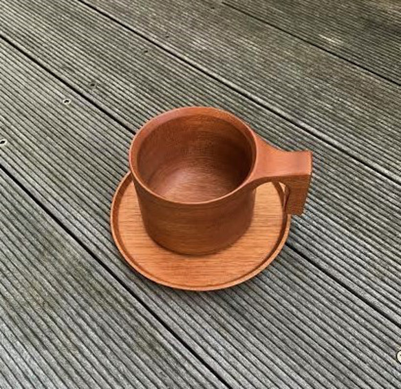 たっぷり入る 木製マグカップとソーサー(ニヤトーの木)　 3枚目の画像