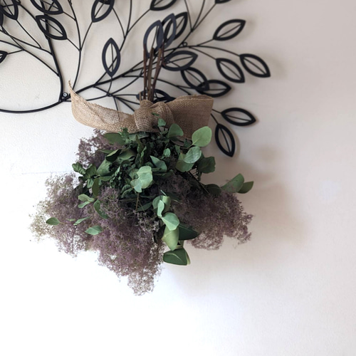 すぐに飾れる！スモークツリーとユーカリの花瓶付きアレンジメント