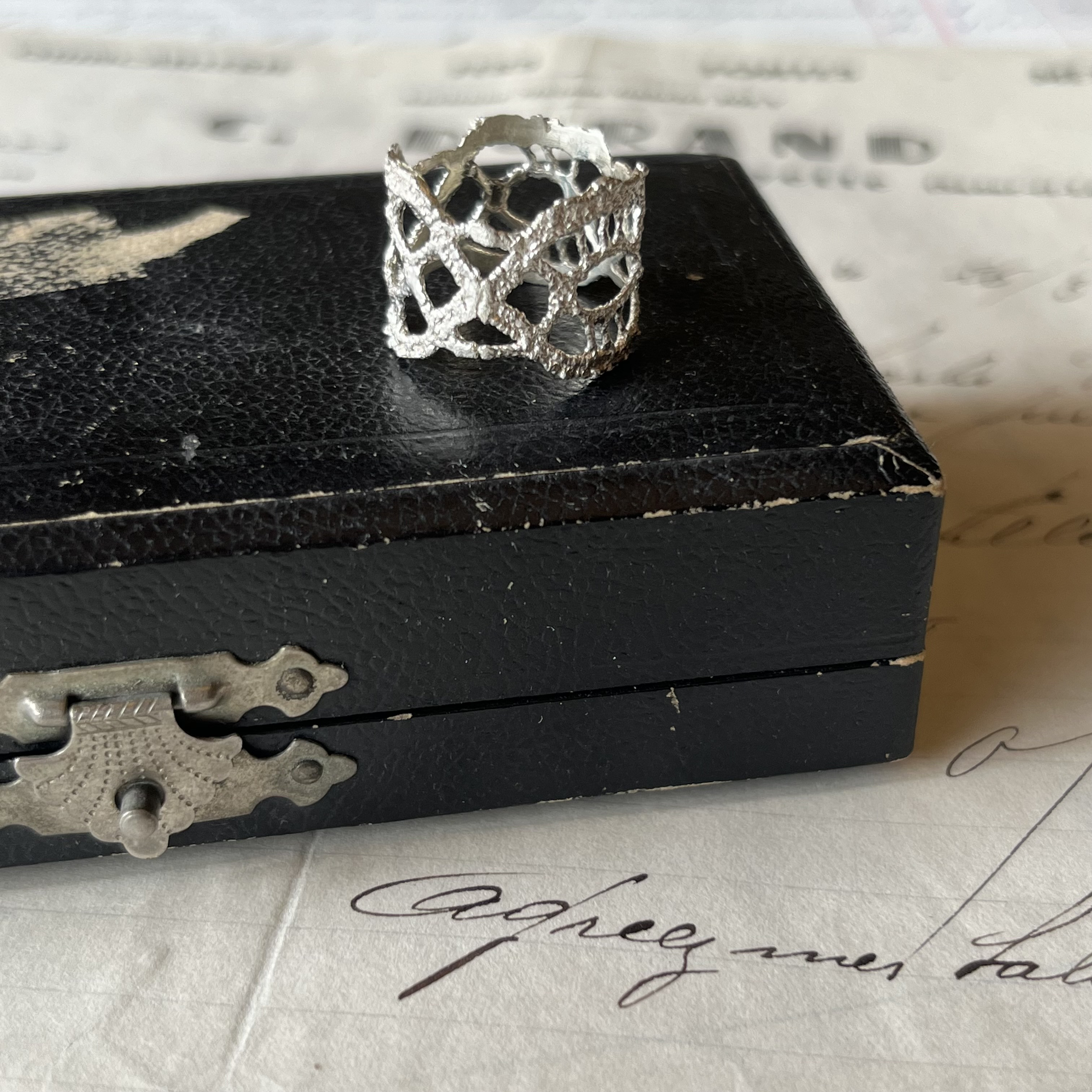 -クリュティエ- アンティークレースのシルバーリング