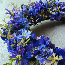 矢車草やデルフィニウムを中心に青い花のリース約33cm『Creema限定』『送料無料』 9枚目の画像