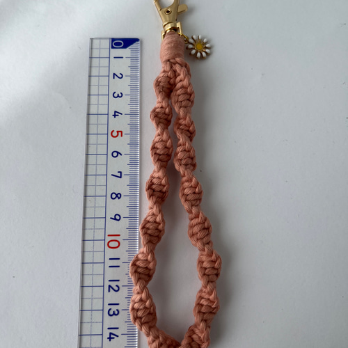 マクラメ キーホルダー ピンク マクラメスクエアノット編みキーホルダー（ピンク） キーホルダー