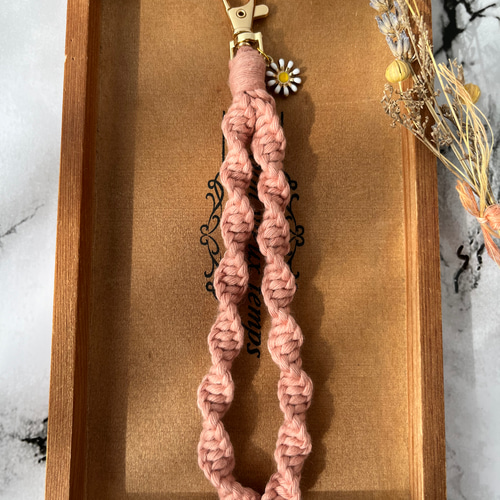 マクラメ キーホルダー ピンク マクラメねじり編みキーホルダー（ピンクアーモンド） その他