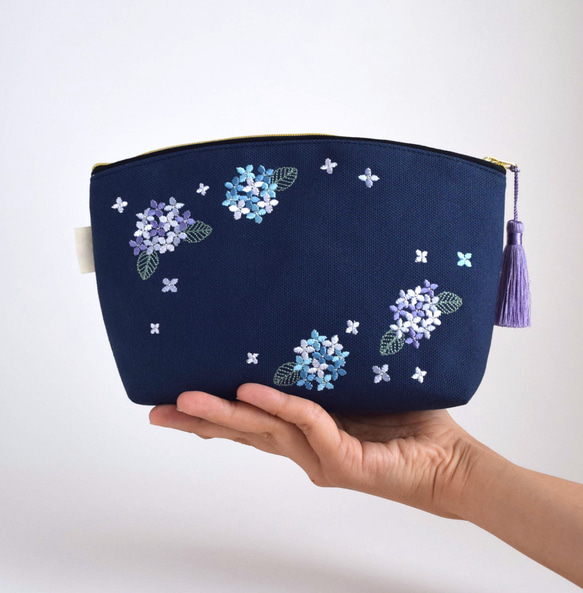 《選べるイニシャル》紫陽花の刺繍ポーチ マチあり コスメ 両面刺繍 9枚目の画像