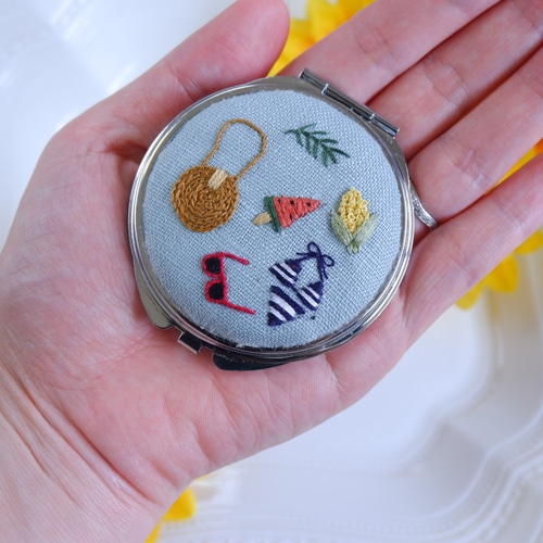 夏モチーフ 刺繍コンパクトミラー 手鏡 Szal 通販 15956110｜Creema