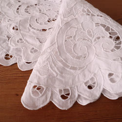フランスのヴィンテージ/大輪のお花のカットワーク刺繍 テーブルマット・ドイリー (ヴィンテージ シャビー） 12枚目の画像