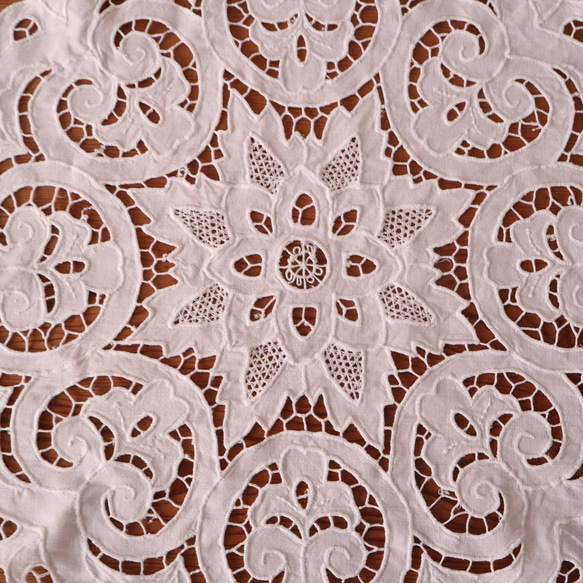 フランスのヴィンテージ/大輪のお花のカットワーク刺繍 テーブルマット・ドイリー (ヴィンテージ シャビー） 9枚目の画像