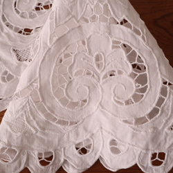フランスのヴィンテージ/大輪のお花のカットワーク刺繍 テーブルマット・ドイリー (ヴィンテージ シャビー） 13枚目の画像
