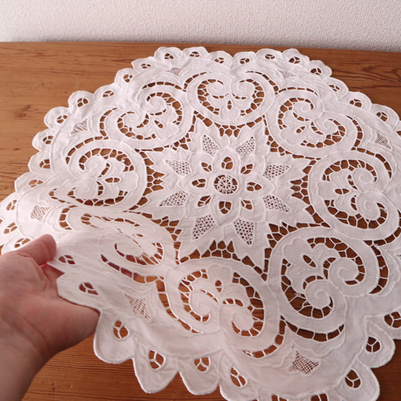 フランスのヴィンテージ/大輪のお花のカットワーク刺繍 テーブルマット・ドイリー (ヴィンテージ シャビー） 10枚目の画像