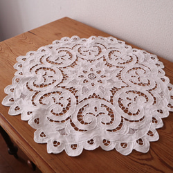 フランスのヴィンテージ/大輪のお花のカットワーク刺繍 テーブルマット・ドイリー (ヴィンテージ シャビー） 4枚目の画像
