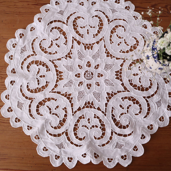 フランスのヴィンテージ/大輪のお花のカットワーク刺繍 テーブルマット・ドイリー (ヴィンテージ シャビー） 5枚目の画像