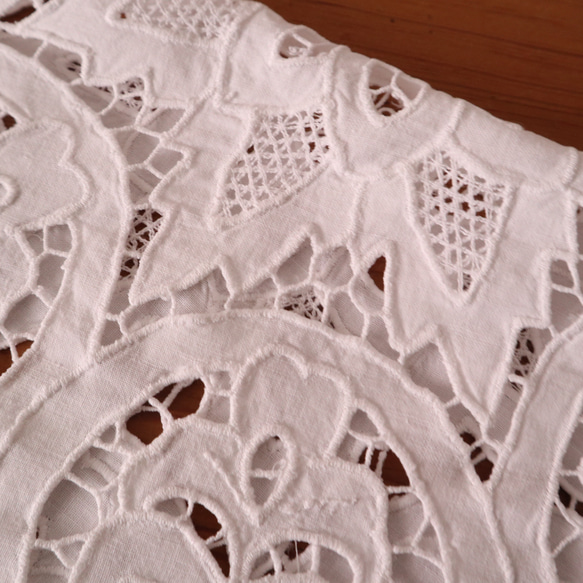 フランスのヴィンテージ/大輪のお花のカットワーク刺繍 テーブルマット・ドイリー (ヴィンテージ シャビー） 14枚目の画像