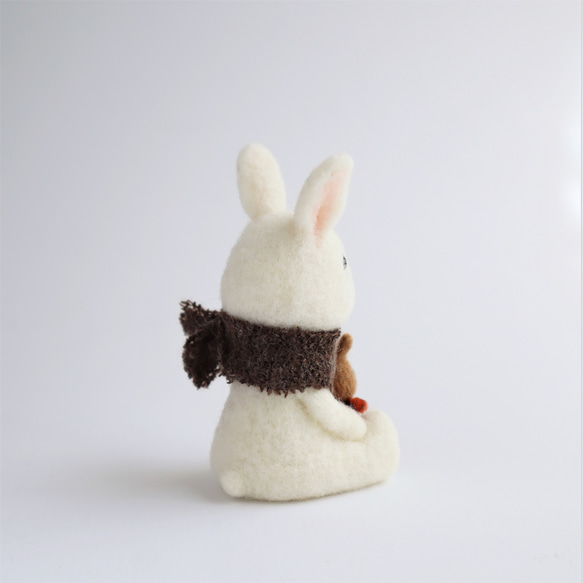 羊毛フェルト人形　ウサギ白（座り・小さな友達と） 3枚目の画像