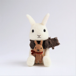 羊毛フェルト人形　ウサギ白（座り・小さな友達と） 1枚目の画像