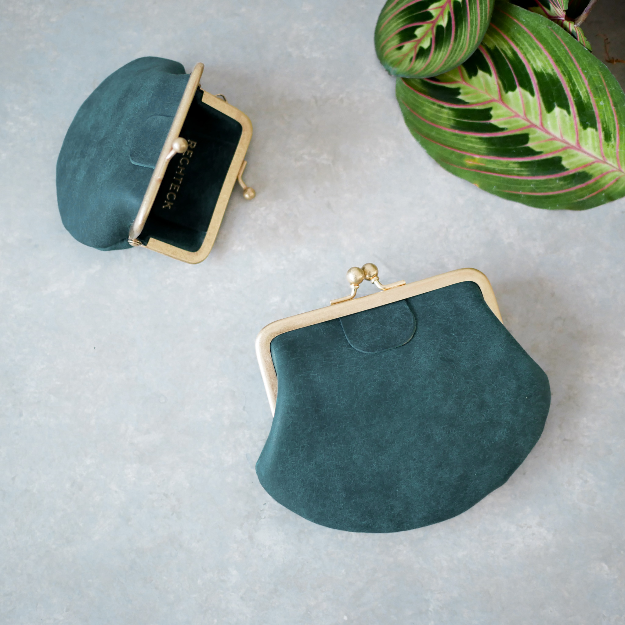 素朴な表情が魅力「クラッシックながまぐち財布・M」ティールブルー