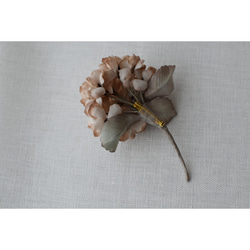 【布花】紫陽花のコサージュ（べージュブラウン） 5枚目の画像