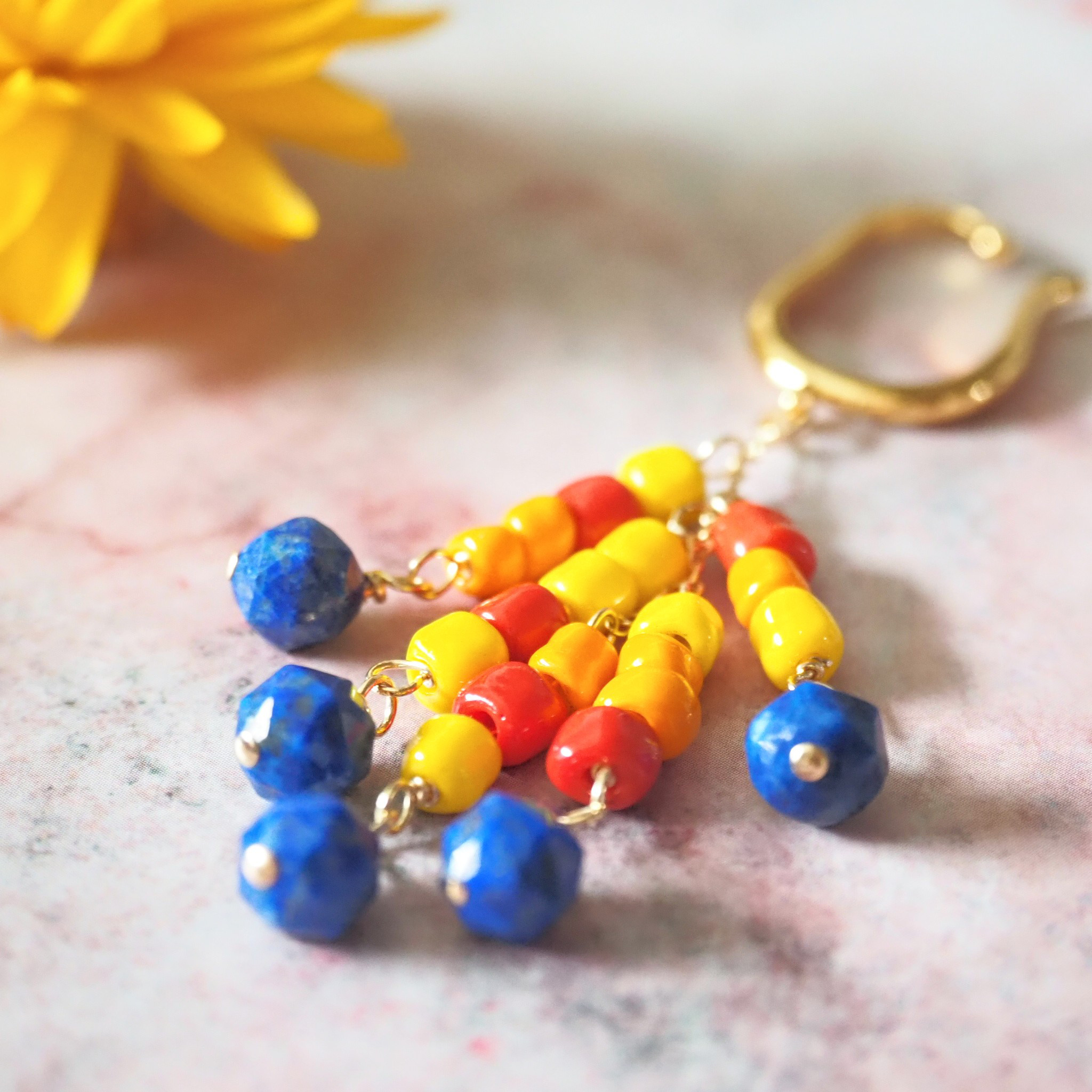 《ジャカルタビーズとラピスラズリのイヤーカフ》