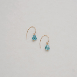 【14kgf】藍鋯石鉤形耳環 第3張的照片