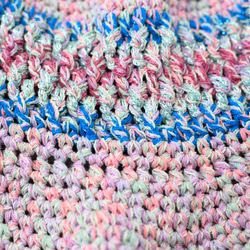 サマーニット帽　手編みのバケットハット　かぎ針編み　春夏　帽子　ピンク系　ユニコーンカラー　シャーベットカラー　ペール 4枚目の画像