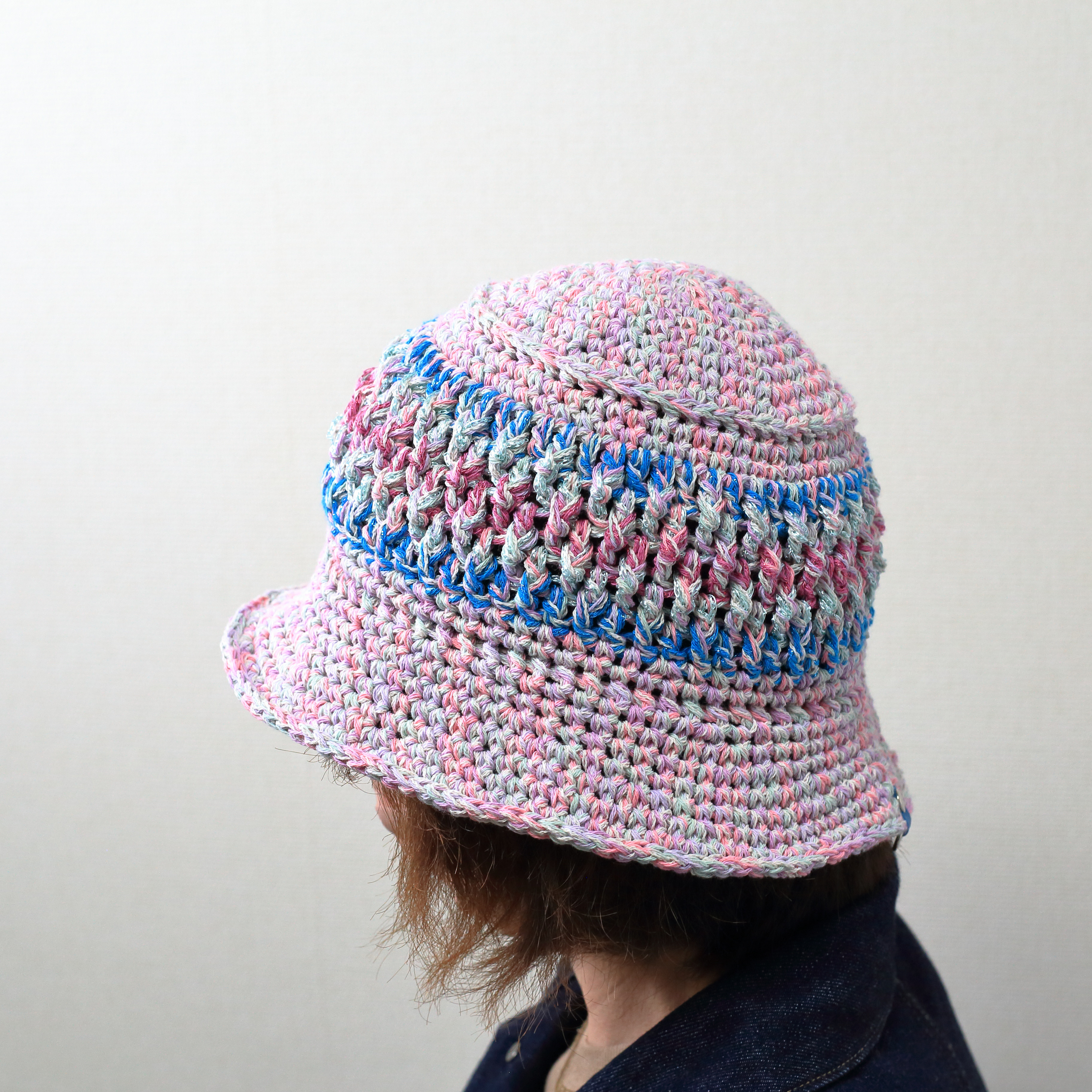 サマーニット帽　手編みのバケットハット　かぎ針編み　春夏　帽子　ピンク系　ユニコーンカラー　シャーベットカラー　ペール