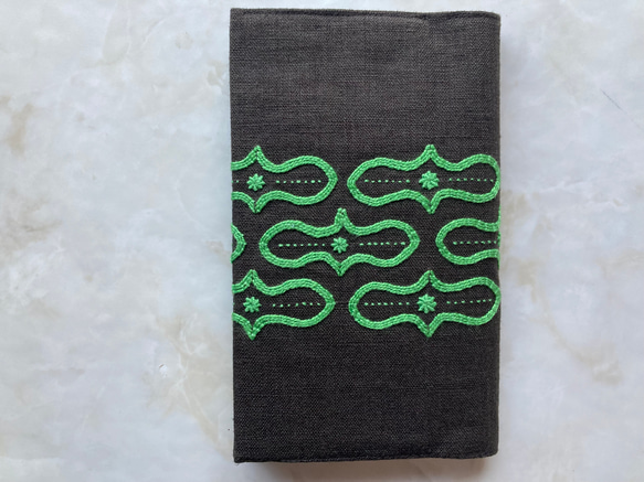 新書用ブックカバー 　手刺繍付き　緑のつばさ 1枚目の画像