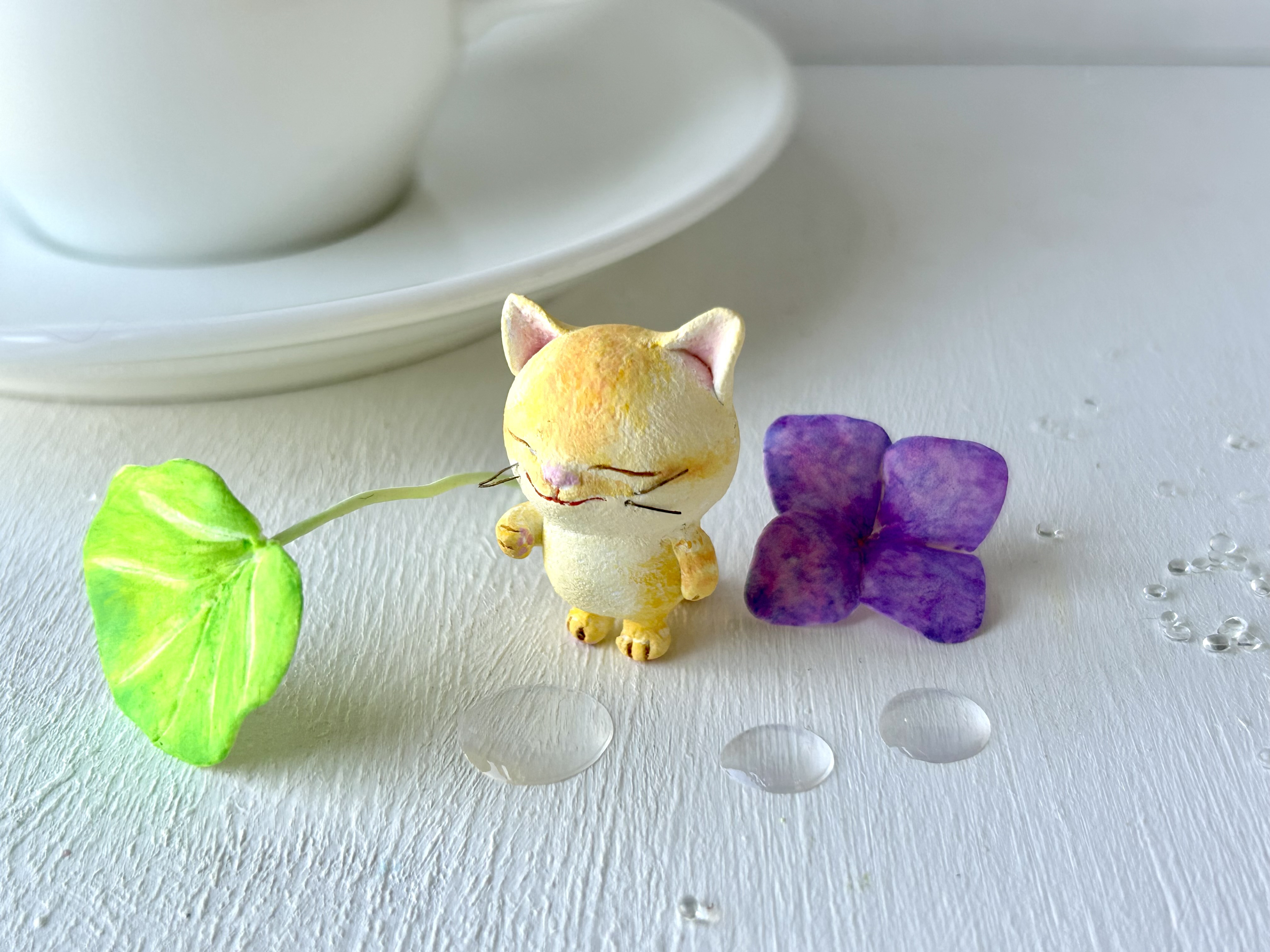 葉っぱの傘でお迎えに来たニャ！猫さん 黄トラ