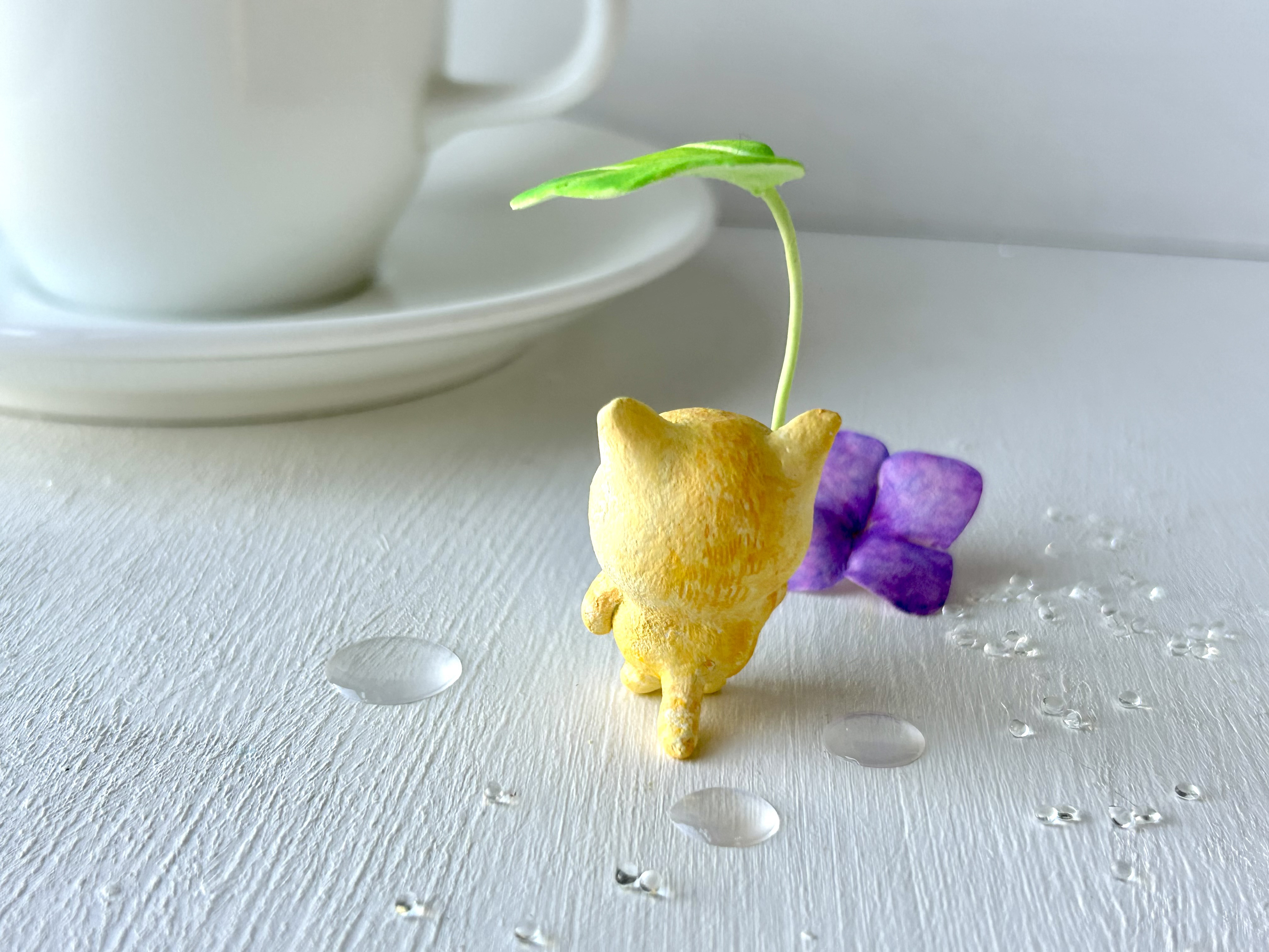 葉っぱの傘でお迎えに来たニャ！猫さん 黄トラ