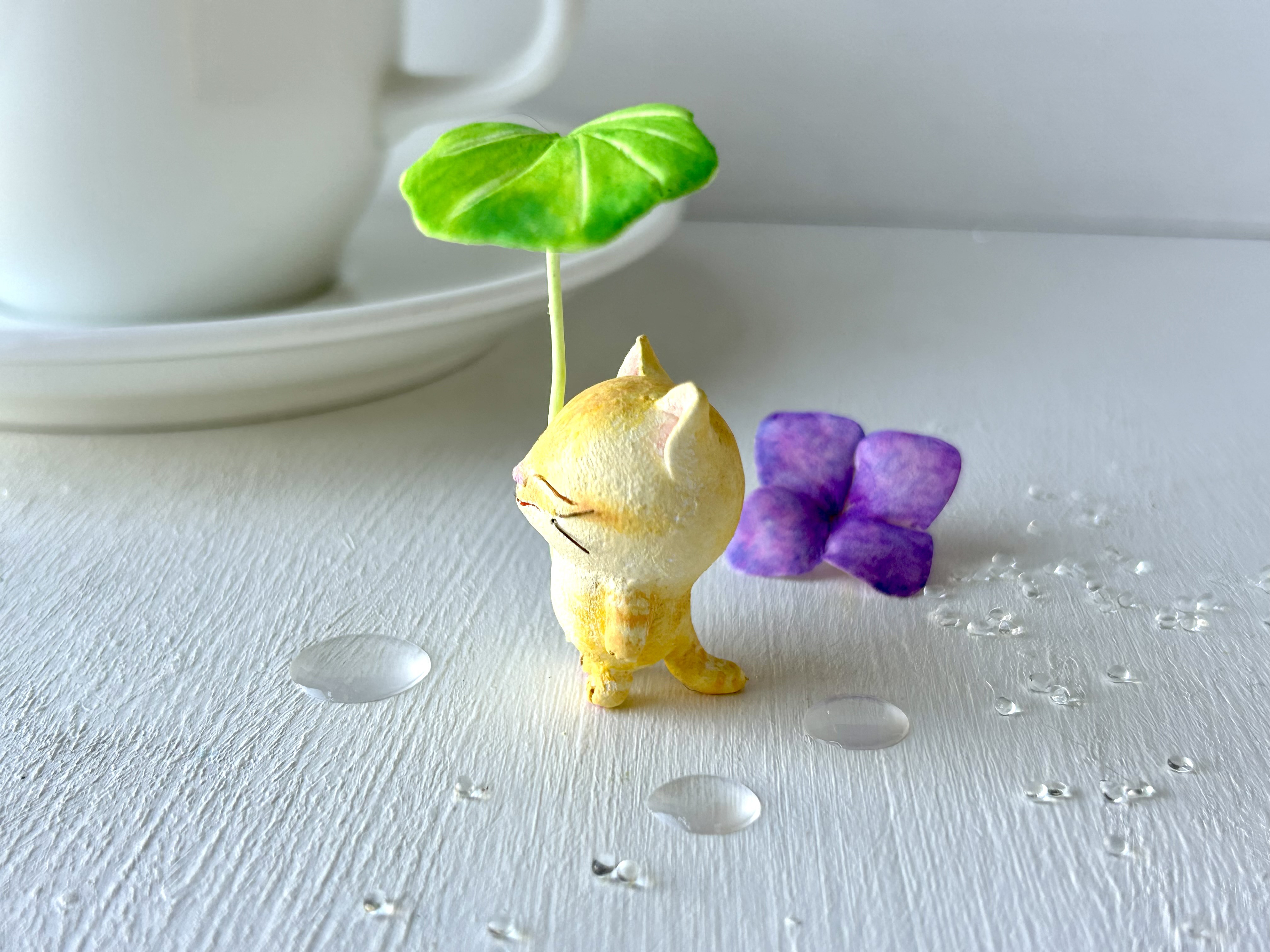 葉っぱの傘でお迎えに来たニャ！猫さん 黄トラ