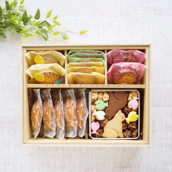 「クッキーとガレットのセット＜大＞」季節限定レモンのガレット入り。木箱風ボックスに人気のお菓子を詰め合わせ。 1枚目の画像
