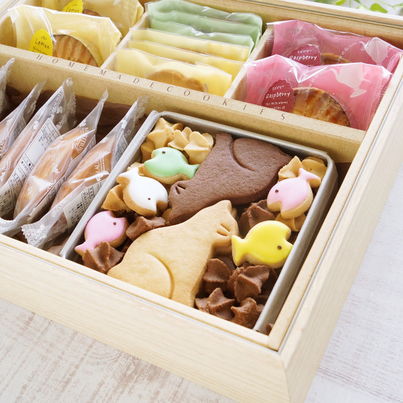 「クッキーとガレットのセット＜大＞」季節限定レモンのガレット入り。木箱風ボックスに人気のお菓子を詰め合わせ。 2枚目の画像
