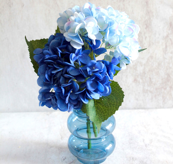 【リアル造花】しっとりブルー紫陽花を２輪束ねたブーケ【花器別売り】 2枚目の画像