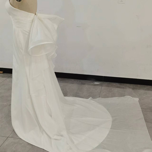 上品！ ベアトップ 華やかなトレーン ウエディングドレス 取り外し可能  