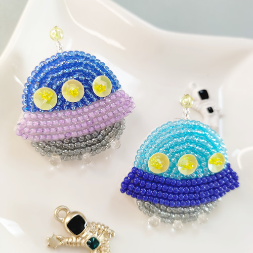 男の子におすすめ】UFO ビーズ刺繍 ブローチ キーホルダー(全2色