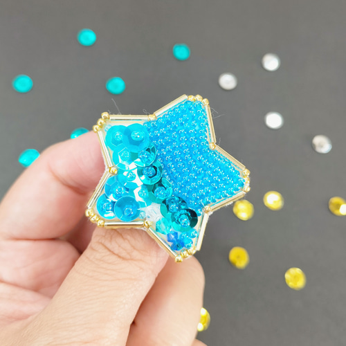 キラキラおほしさま✴ブローチ/キーホルダー/ﾊﾞｯｸﾞﾁｬｰﾑ ブローチ