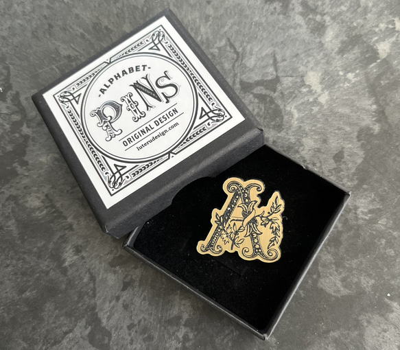 名入れ】アンティークなアルファベットピン//イニシャル・ブローチ