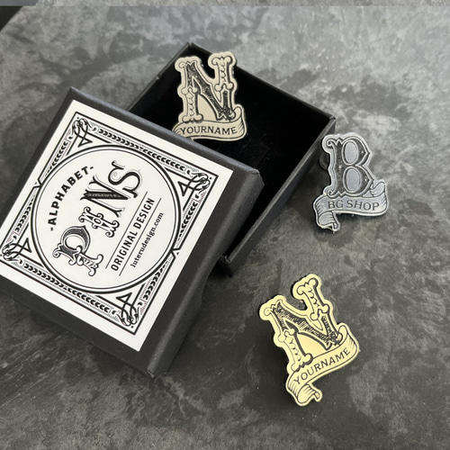 名入れ】アンティークなアルファベットピン//イニシャル・ブローチ