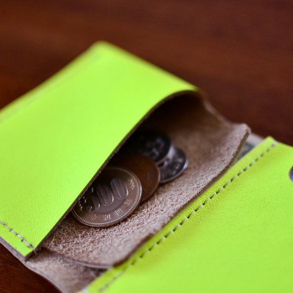 真皮螢光 緊湊型迷你皮夾，採用鮮豔的霓虹黃色皮革製成 無需折疊即可存放鈔票 第12張的照片