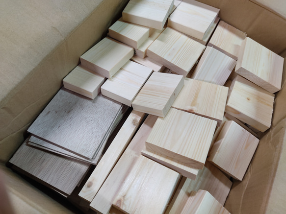 天然木、無垢材、集成材、ベニヤ、端材アソート22〜24kg その他素材