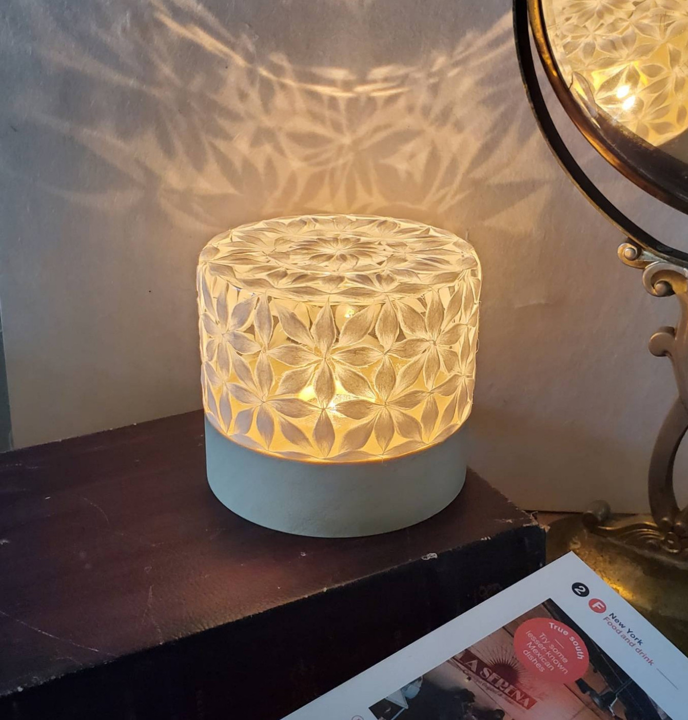 【幻想的な模様が広がる】コードレスランプ　和紙切子