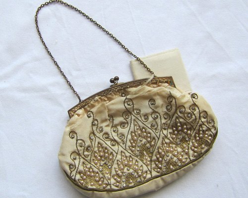 アンティーク　口金　ビーズバッグ　パース　フランスアンティーク フランスアンティーク バック 口金 植物柄 真鍮製 鏡付 ビーズ シルク