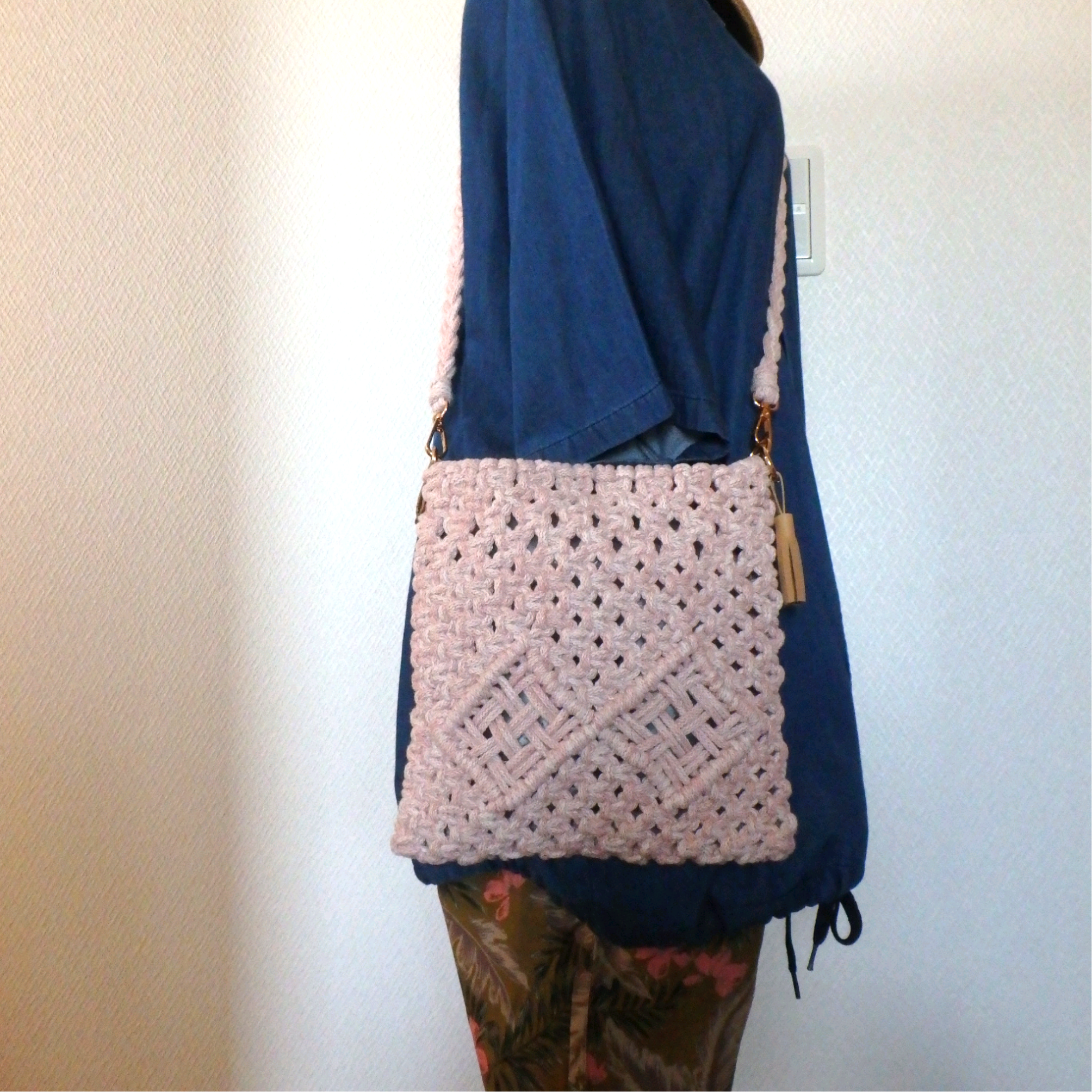 【strawberry】長財布派のスマホポーチ　大きめマクラメサコッシュ 2wayショルダー　レザータッセル付き