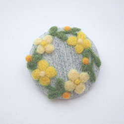草花を描いた羊毛フェルト刺繍のブローチ（リース・イエロー） 2枚目の画像
