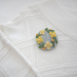 草花を描いた羊毛フェルト刺繍のブローチ（リース・イエロー） 3枚目の画像