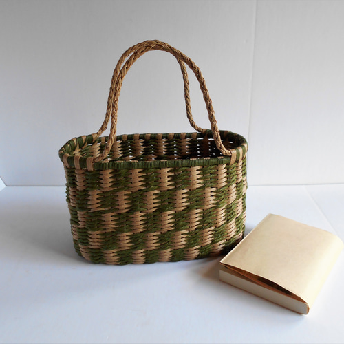 ループの市松模様かごバッグ（緑系・クラフトバンド） かご