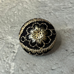 インド刺繍リボン　ヘアゴム　くるみボタン 2枚目の画像