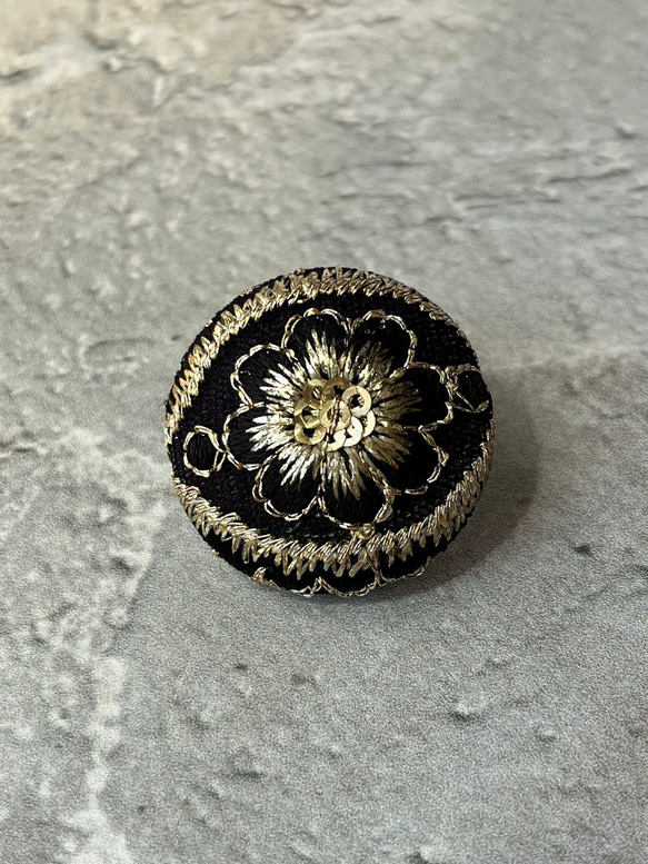 インド刺繍リボン　ヘアゴム　くるみボタン 2枚目の画像