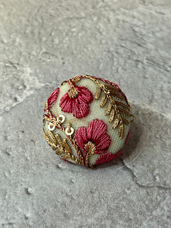インド刺繍リボン　ヘアゴム　くるみボタン 10枚目の画像